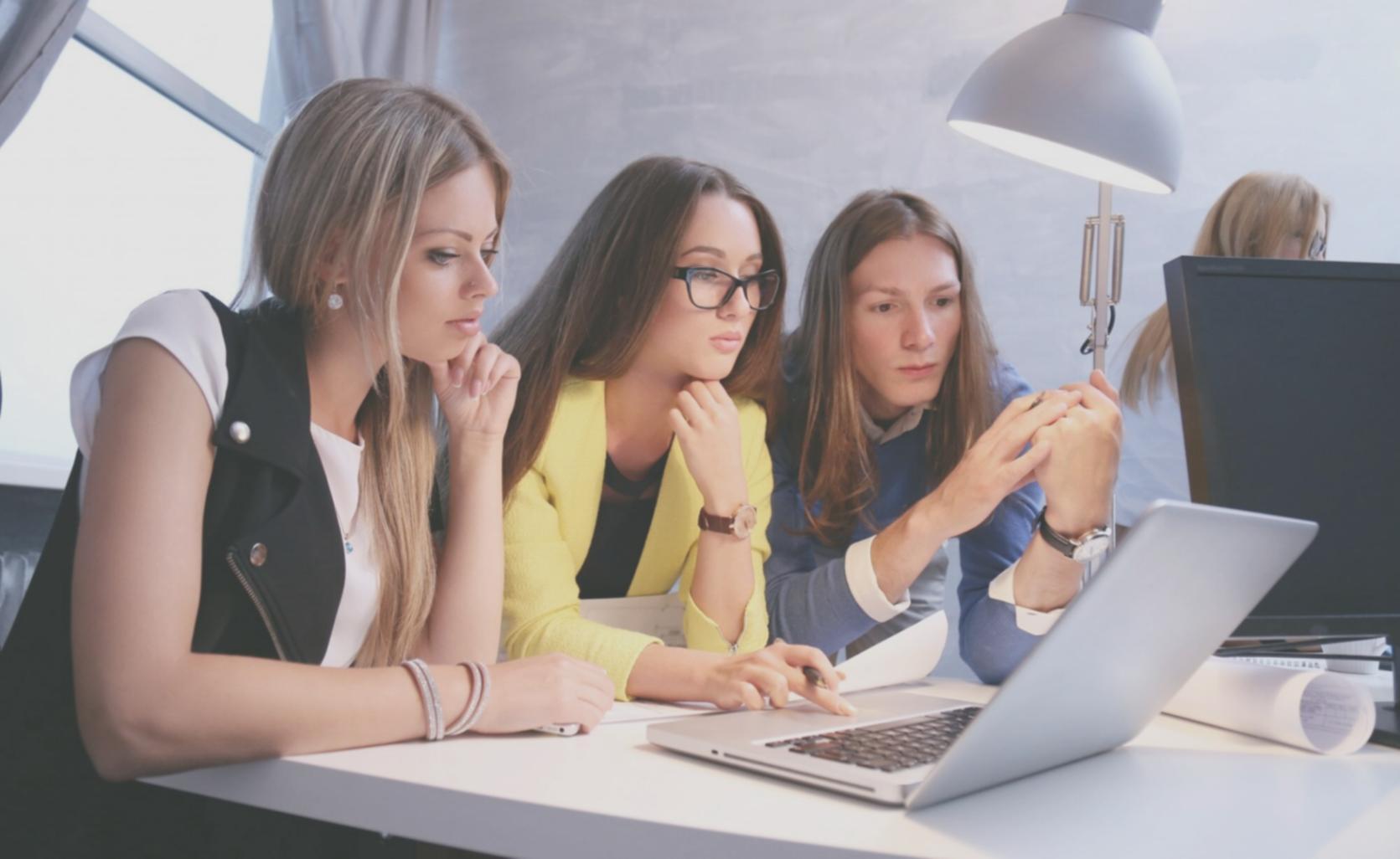 Reunión de trabajo colaborativo desarrollando modelos financieros personalizados