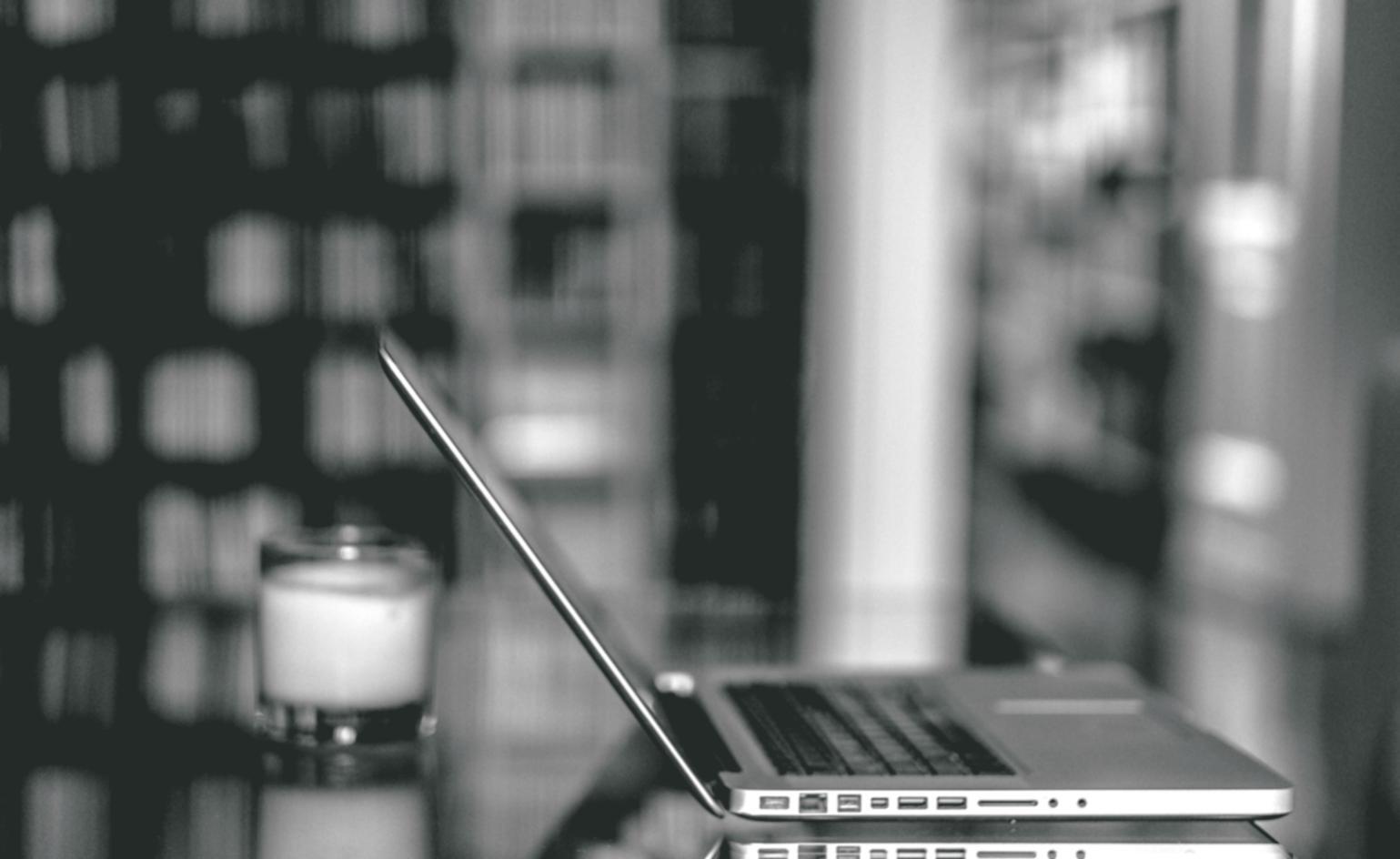 Equipo de cidr-aoramo trabajando en análisis financiero